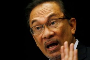 أنور إبراهيم زعيم المعارضة الماليزية يخسر التماسا لإطلاق سراحه