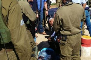 بالصور ..إصابة ثلاثة جنود إسرائيليين في عملية طعن بالقدس المحتلة (صور)