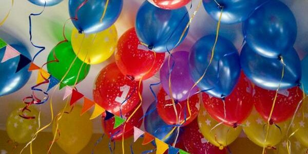 كيفية استخدام البالونات لتزيين الحفلات وأعياد الميلاد بأربع طرق مختلفه