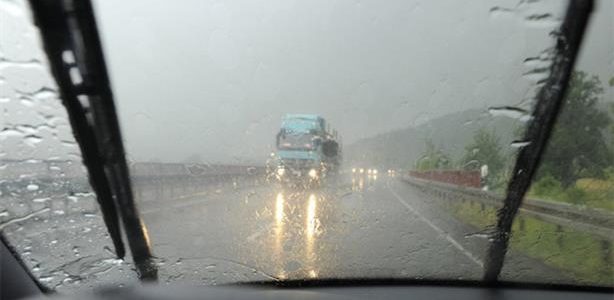 12 نصيحة لقائدي السيارات لتفادي الحوادث أثناء الشبورة والأمطار في الشتاء