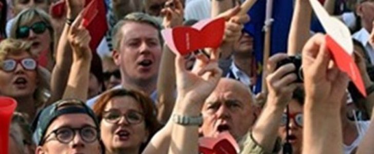 بولندا : المحتجون يحاصرون البرلمان ويمنعون مغادرته