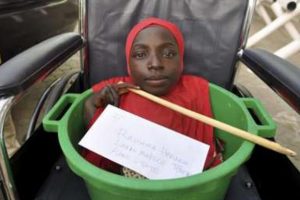 وفاة الفتاة النيجيرية “رحمة هارونا” بعد 19 عاما قضتها في وعاء بلاستيكي