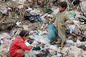 فيديو…طفلة شارع: «باكل واشرب من الزبالة»
