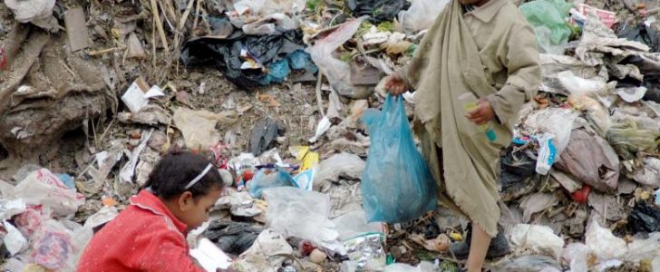 فيديو…طفلة شارع: «باكل واشرب من الزبالة»