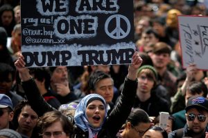 فيديو …مئات آلاف الأميركيين يشاركون في مظاهرات عارمة ضد ترامب