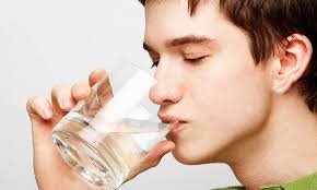 فوائد شرب الماء الدافئ علي الريق يوميا في الصباح: