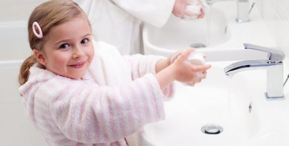 6 نصائح عملية لتعليم طفلك النظام والنظافة
